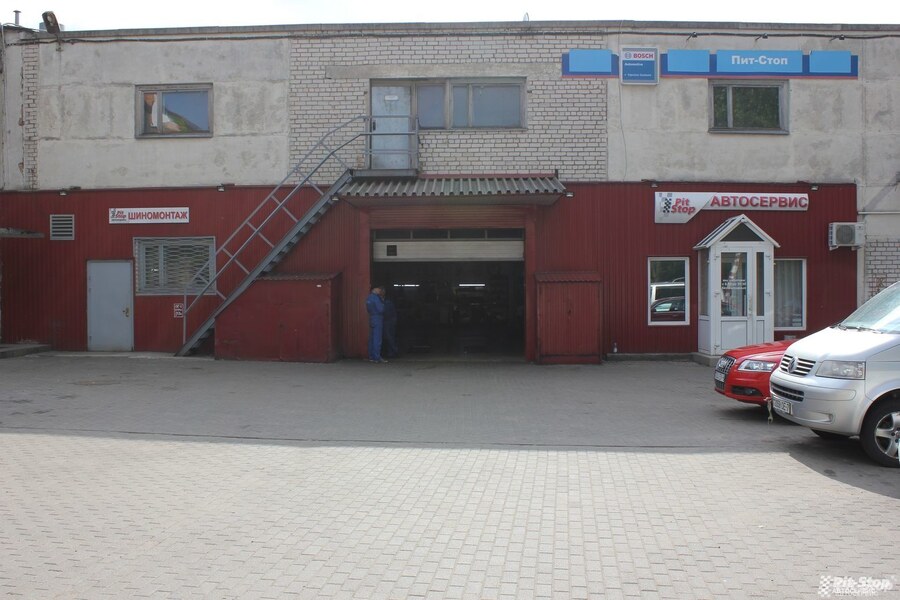 Удобная парковка перед СТО