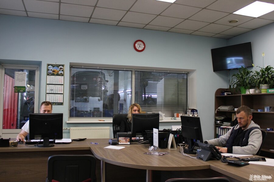 Несколько специалистов для оперативности обслуживания