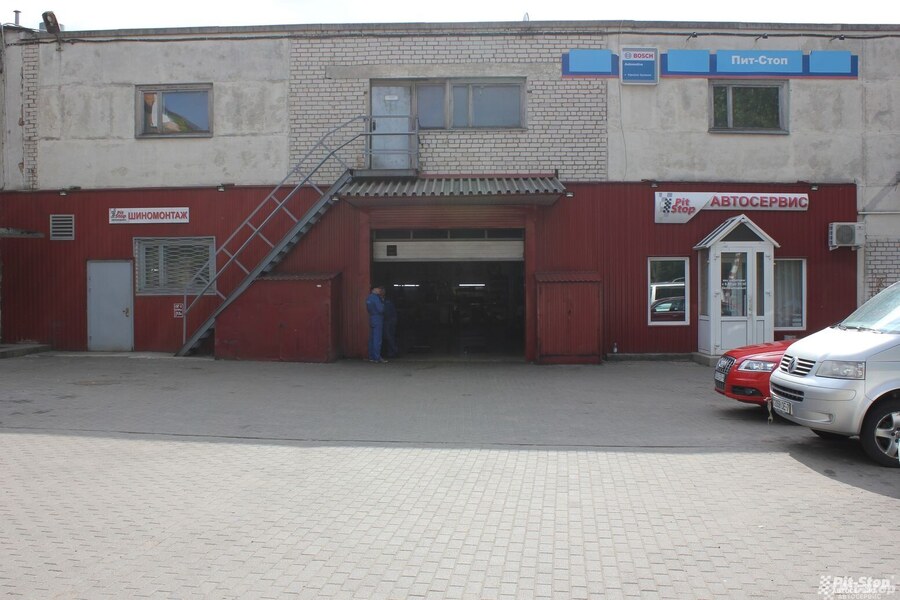 Главный вход в автосервис по ремонту VW